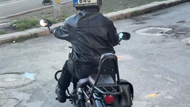 Düşen plakasını kaskına bantlayıp yoluna devam ettim