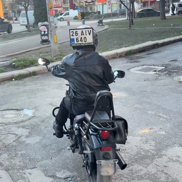 Düşen plakasını kaskına bantlayıp yoluna devam ettim