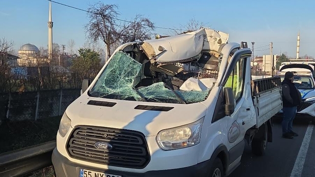 Samsun'da tıra çarpan kamyonetin sürücüsü öldü