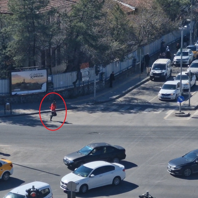 Tabanca ile kovaladığı husumetlisine peş peşe ateş etti; o anlar kamerada