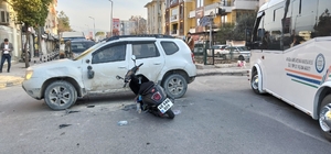 Motosikletle otomobil çarpıştı: 1 yaralı