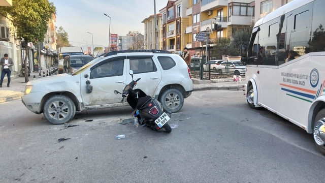 Motosikletle otomobil çarpıştı: 1 yaralı