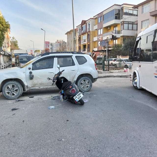 Motosikletle otomobil çarpıştı: 1 yaralı