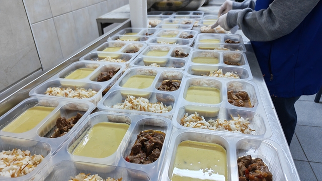 Gönüllü gençlerle iftar seferberliği
Ramazanda hem yemek desteği hem temizlik hizmeti belediyeden