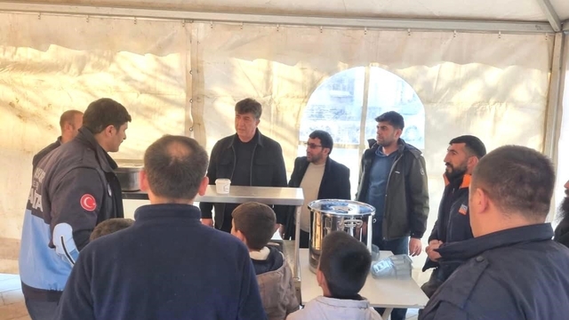 Pasinler Belediyesi'nden vatandaşa sıcak yemek ikramı