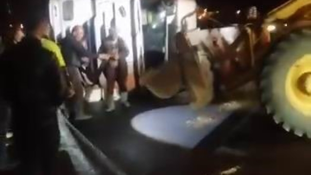 Diyarbakır'da buğday yüklü tır devrildi, yol saatlerce kapalı kaldı