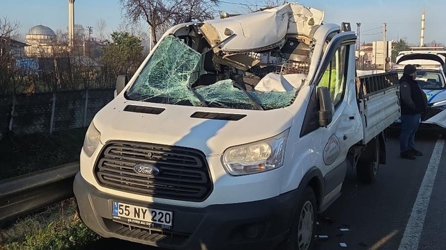 TIR'daki beton bloka kamyonet çarptı; 1 ölü, 1 yaralı