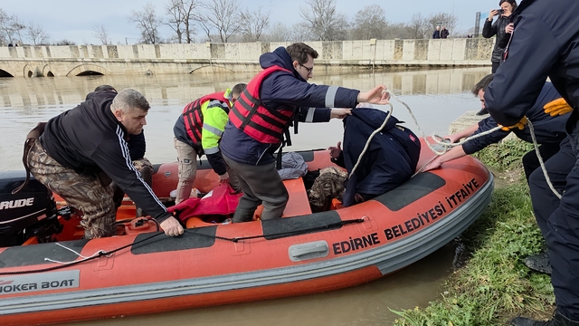 Eski Edirne Belediye Başkanı Hamit Sedefçi botla bahçesinden tahliye edildi
Devlet Su İşleri'nin kanal çalışmalarına tepki gösteren Sedefçi: "Hata üstüne hata var"