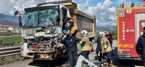 Tırla çarpışan kamyonun sürücüsü yaralandı