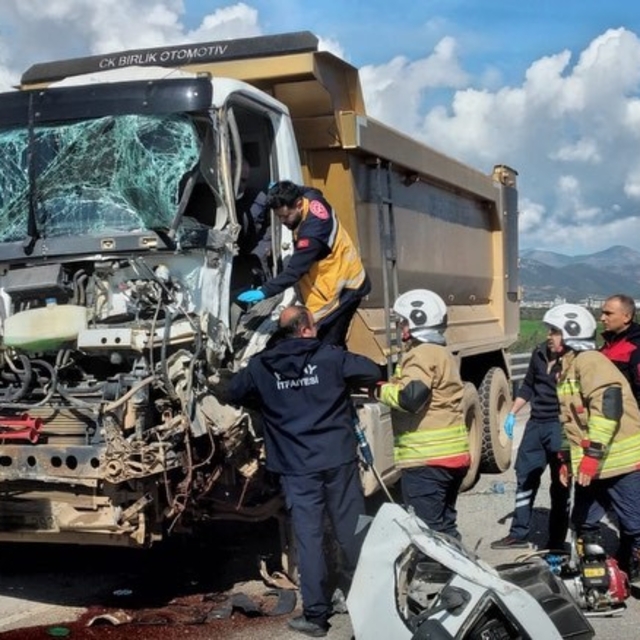 Tırla çarpışan kamyonun sürücüsü yaralandı