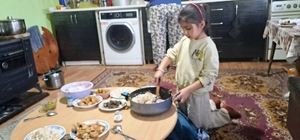 Altıntaş'ta öğrenciler evlerinde aileleriyle birlikte iftar sofrası kurdu