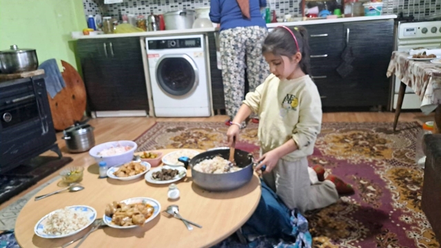 Altıntaş’ta öğrenciler evlerinde aileleriyle birlikte iftar sofrası kurdu