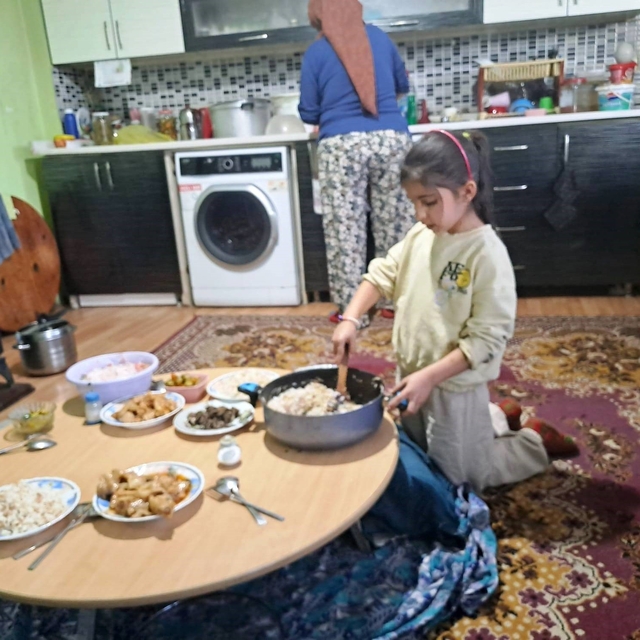 Altıntaş'ta öğrenciler evlerinde aileleriyle birlikte iftar sofrası kurdu