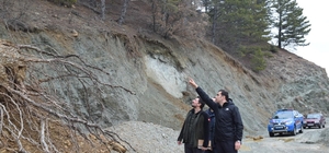 Baraj gölünde artan su seviyesi orman ve arazi yollarında heyelana neden ol...