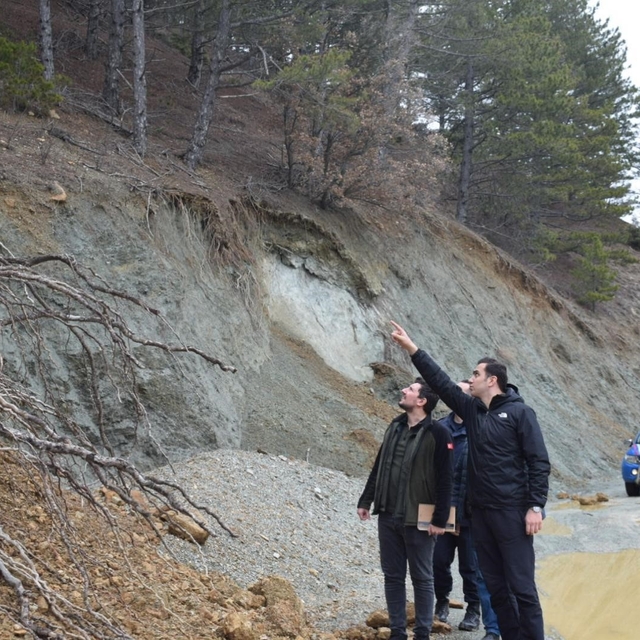 Baraj gölünde artan su seviyesi orman ve arazi yollarında heyelana neden ol...