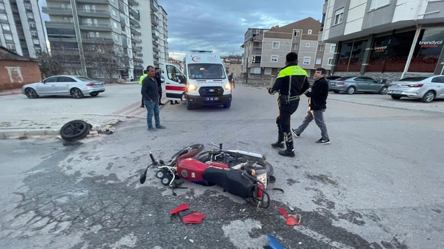 Karaman'da otomobille motosikletin karıştığı kaza ucuz atlatıldı