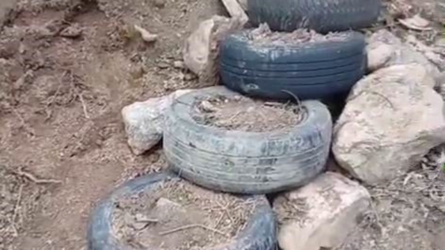 Camiye ulaşmak için araba lastiğinden merdiven yaptılar