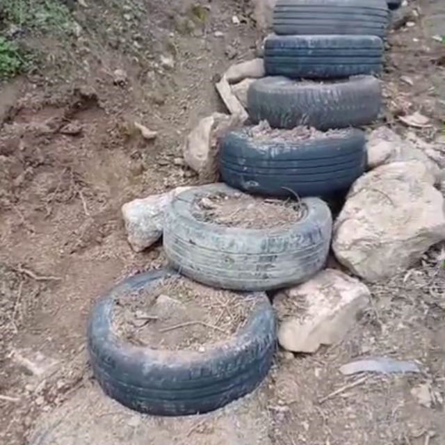 Camiye ulaşmak için araba lastiğinden merdiven yaptılar