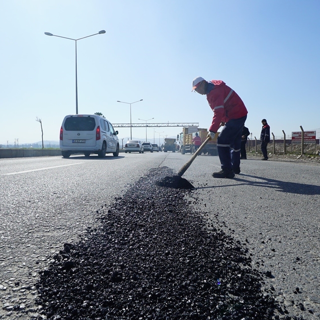 Kahramanmaraş'ta deforme olan yollar sıcak asfaltla tamir ediliyor