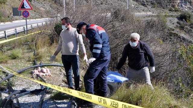 Yol kenarındaki şarampolde kadın cesedi bulundu