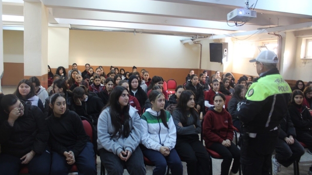 Salihli'de lise öğrencilerine hayat kurtaran trafik eğitimi