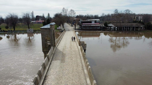 Edirne'de nehirlerin debileri düşüşe geçti, köprüler yaya trafiğine açıldı
