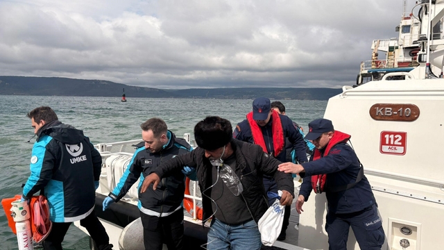 Bozcaada açıklarında ticari gemide rahatsızlanan bir kişinin tıbbi tahliyesi gerçekleştirildi