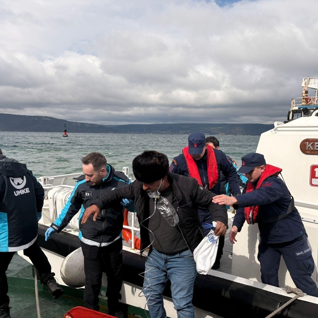 Bozcaada açıklarında ticari gemide rahatsızlanan bir kişinin tıbbi tahliyes...