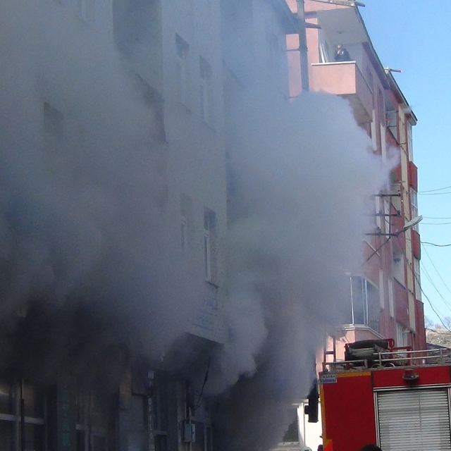 Kars'ta korkutan yangın: Mobilya deposu alevlere teslim oldu