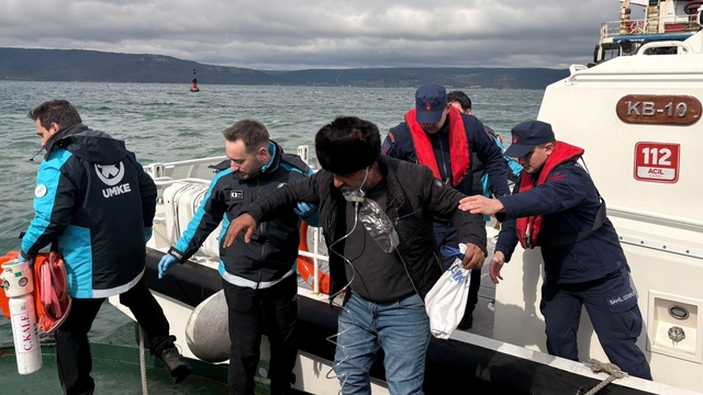 Bozcaada açıklarındaki gemide rahatsızlanan personeli Sahil Güvenlik ekibi tahliye etti