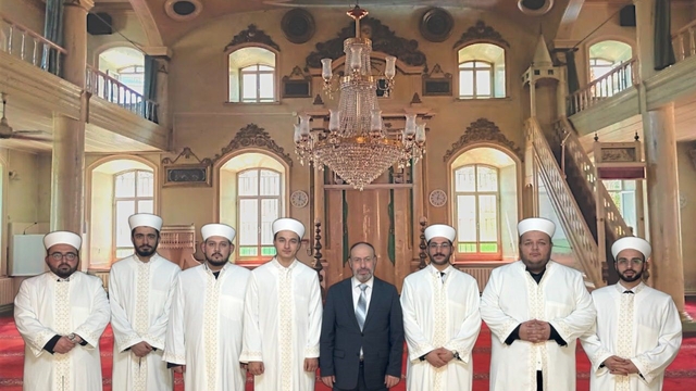 Salihli'ye atanan din görevlileri cübbe giydi