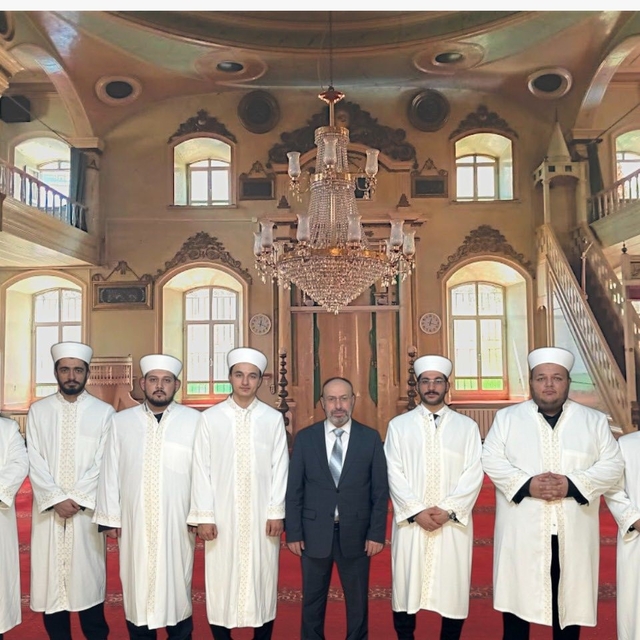 Salihli'ye atanan din görevlileri cübbe giydi