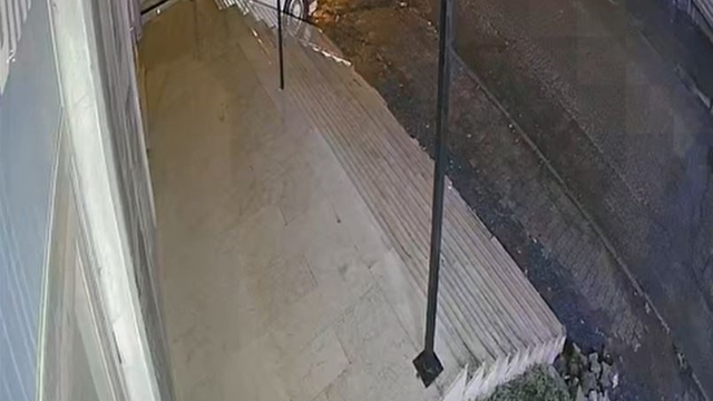 Yolda bayır aşağı kayan otomobil, elektrik direğine çarptı; anne ve oğlu yaralı