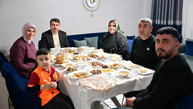 Yıldırım Belediye Başkanı Yılmaz, şehit Samet Çaldır'ın ailesiyle iftar yaptı