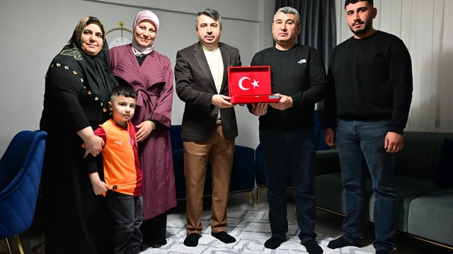 Yıldırım Belediye Başkanı Yılmaz, iftarda şehit er Samet Çaldır'ın ailesine misafir oldu
Şehit babası Zülküf Çaldır:
"Bir hafta önce rüyamda Cumhurbaşkanımızı görmüştüm. Evimize misafirliğe gelmişti, uzun uzun konuştuk. Sonra da siz geldiniz başkanım"
Yıldırım Belediye Başkanı Oktay Yılmaz:
"Şehitlerimizin emaneti olan aileleri bizim başımızın tacıdır. Ne yaparsak yapalım sizlerin hakkını ödeyemez."