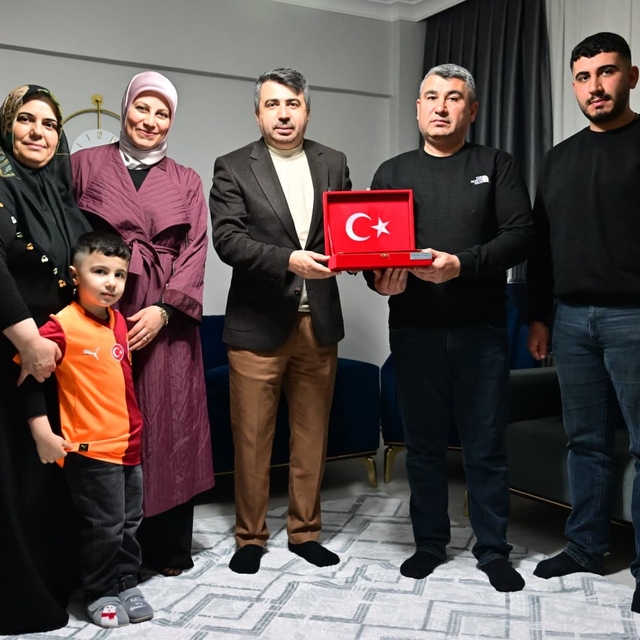 Yıldırım Belediye Başkanı Yılmaz, iftarda şehit er Samet Çaldır'ın ailesine...