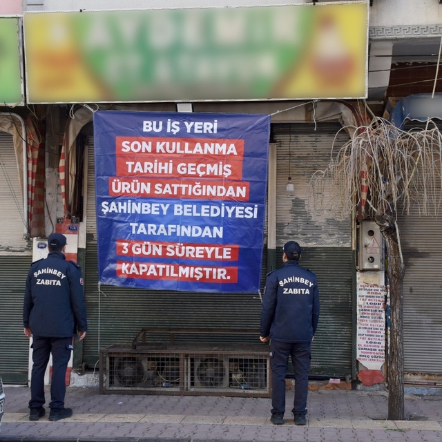 Şahinbey'de son kullanma tarihi geçmiş ürün sattığı tespit edilen iki iş ye...