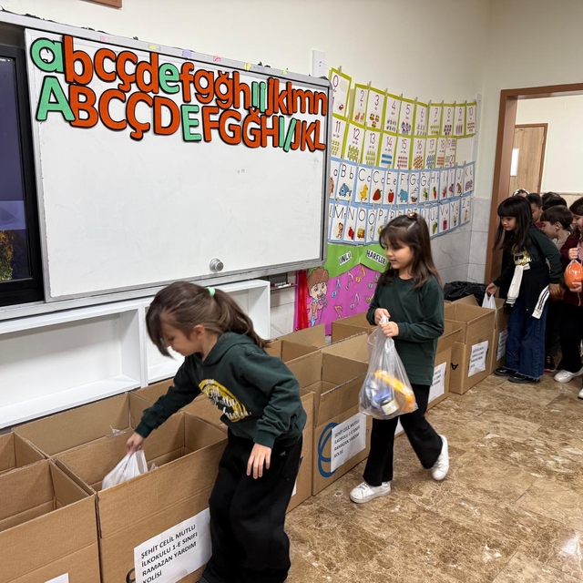 Erdemli'de ilkokul öğrencileri harçlıklarıyla ramazan kolileri hazırladı