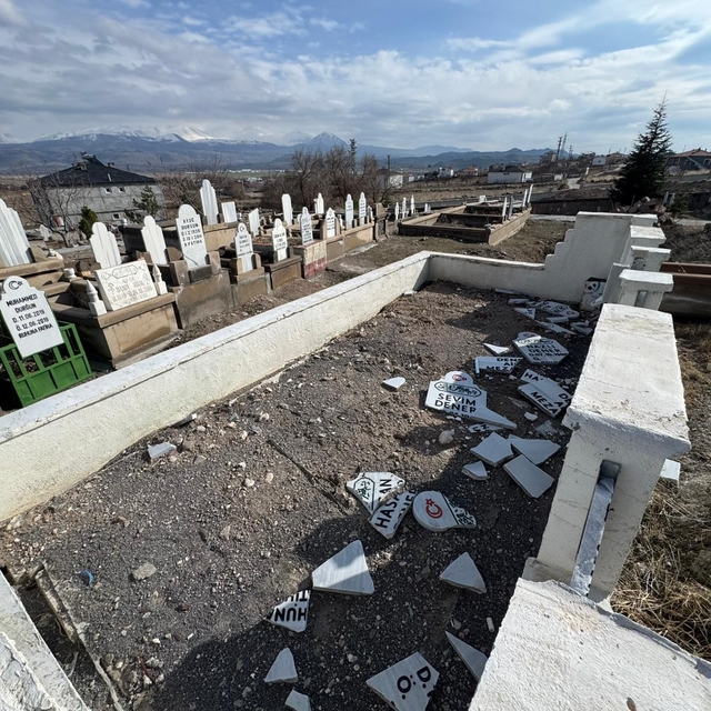 Kayseri'de aile mezarlığına zarar verildi