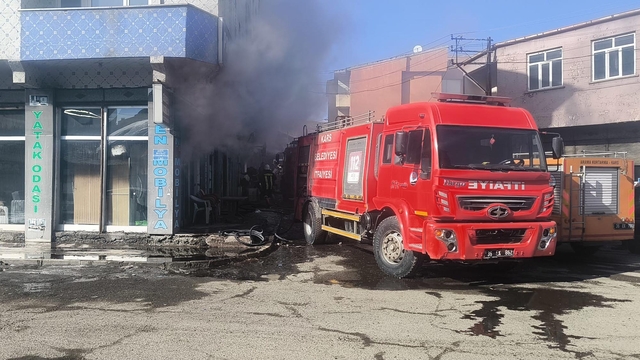 Kars'ta mobilya deposunda yangın