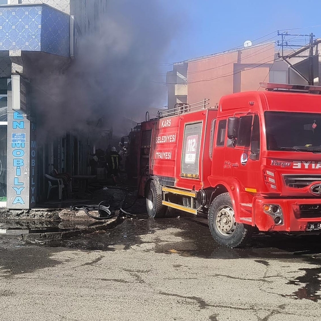 Kars'ta mobilya deposunda yangın