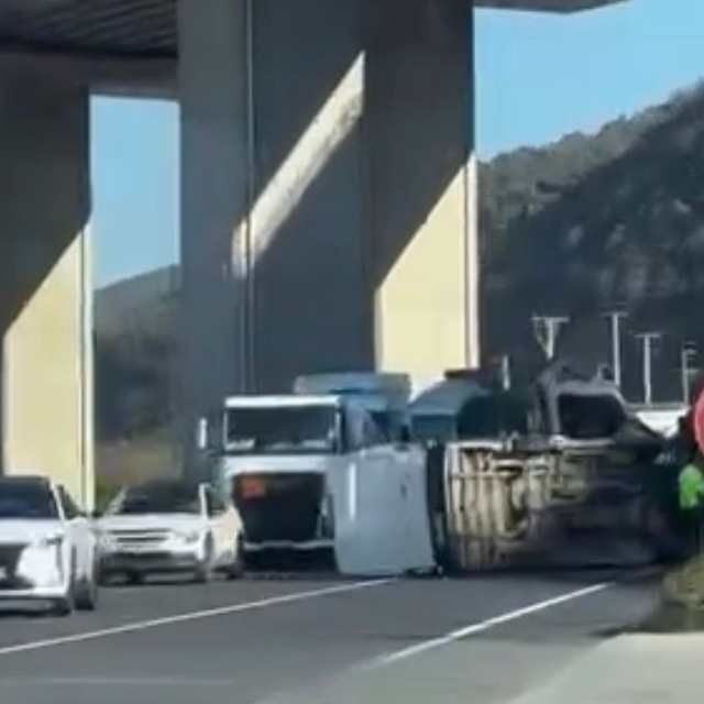 Devrilen minibüs, yolun karşısına geçti