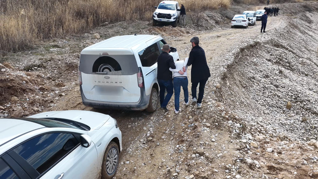 Dükkanına girdiği kuyumcunun çığlıkla panik butonuna bastığını görüp kaçtı (2)