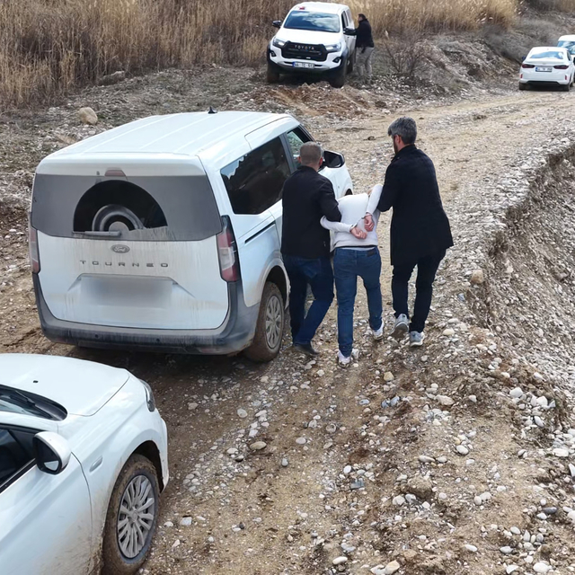 Dükkanına girdiği kuyumcunun çığlıkla panik butonuna bastığını görüp kaçtı...