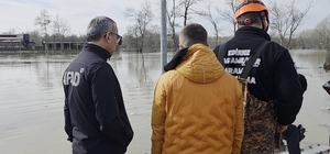 Taşkında mahsur kalan atlar için botlarla seferberlik