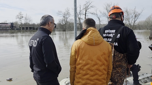 Taşkında mahsur kalan atlar için botlarla seferberlik