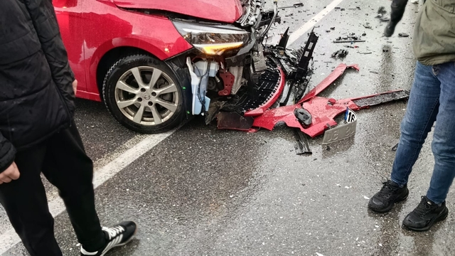 Siirt'te öğrenci servisi minibüsü ile otomobil çarpıştı: 6 yaralı