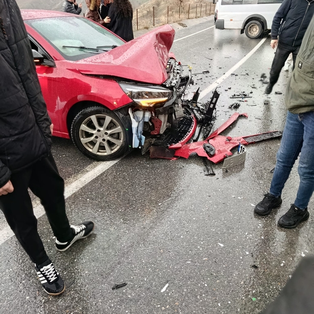 Siirt'te öğrenci servisi minibüsü ile otomobil çarpıştı: 6 yaralı