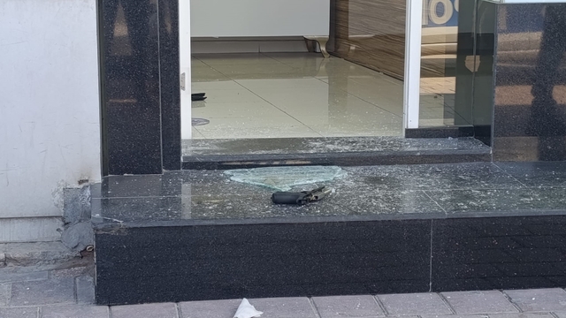 4 altın bileziği gasbeden şüpheli, üzerine kilitlenen dükkanın kapısını kırıp kaçtı