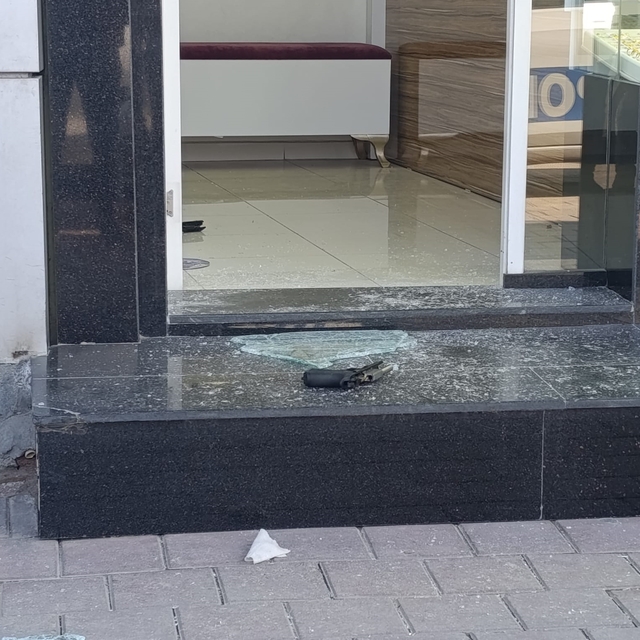 4 altın bileziği gasbeden şüpheli, üzerine kilitlenen dükkanın kapısını kır...